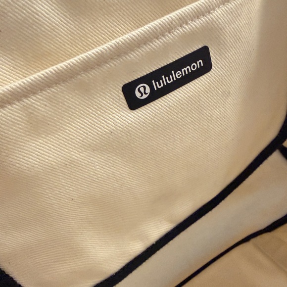 Lululemon Daily Multi-Pocket Cream Canvas Tote with Black Trim 20L - Picture 5 of 8